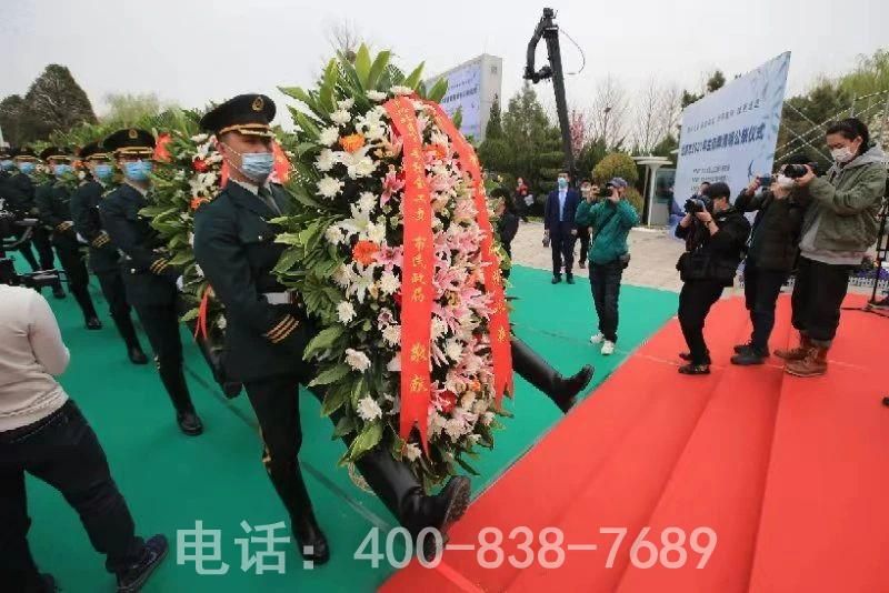 礼兵神情庄重献上鲜花